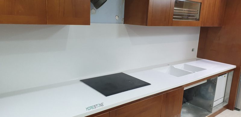 Đá ốp bếp màu trắng mang tới không gian căn bếp của gia đình sự sang trọng thoáng mát góp phần tạo nên không khí gia đình.